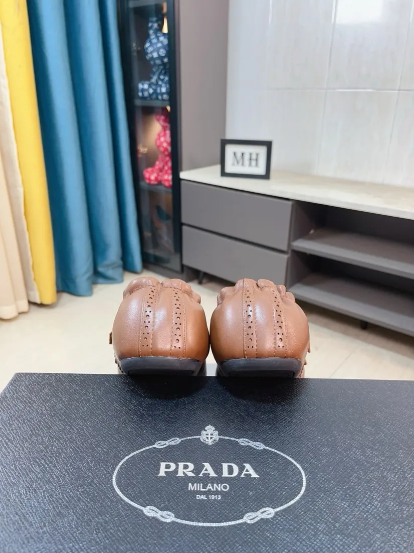 Men's shoes 💰560🌸🌸Men's shoes 💰prada/Prada New men's spliced ​​casual sports shoes. These sports shoes use exquisite stitching technology to outline a unique geometric texture, and contemporary lines and details reinterpret the classic sports style. The upper is made of ultra-official material, and the inner foot pad is made of cow leather. It is light and breathable, practical and versatile, and the outsole has a laser logo to create a comfortable wearing experience. Comes with full set of original packaging dust bag! Size: 38-44 (45 customized)